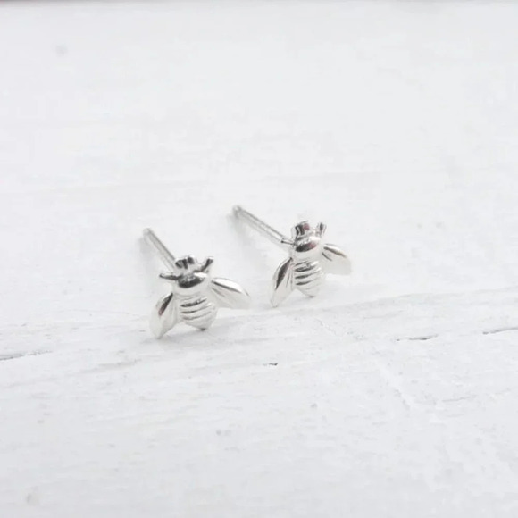 NEW Dainty Silver Bee Stud Earrings - Picture 1 of 3